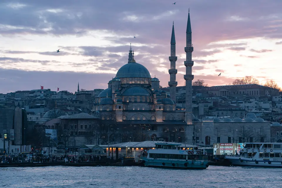 Alacakaranlıkta İstanbul silüeti
